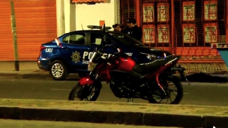 La moto robada y recuperada en segundos en Provincias Unidas y 27 de Febrero.