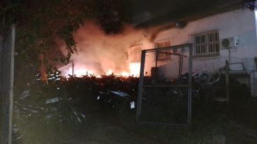 “El incendio fue justo donde estaba mi moto. Posiblemente esté quemada”, expresó el joven en El Tres