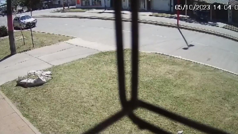 Un móvil policial embistió a Pablo en un cruce de calles de Villa Gobernador Gálvez.