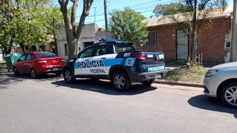 Personal de la PFA en la vivienda de calle Gutiérrez, uno de los puntos allanados.