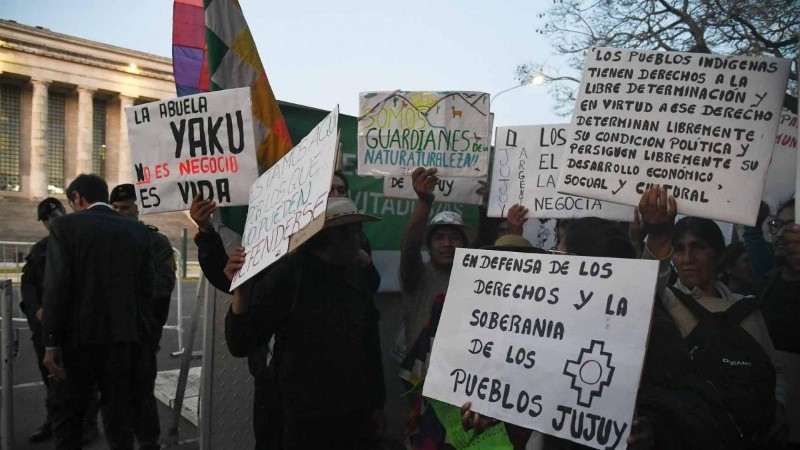 Representantes de pueblos originarios con carteles por el derecho de la soberanía en el agua.