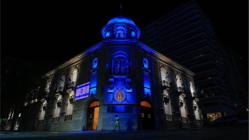 El Concejo fue iluminado con los colores de la bandera israelí este lunes por la noche.