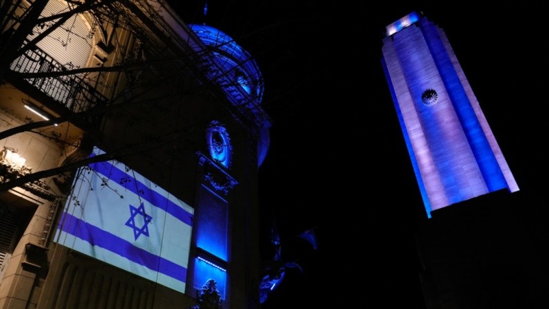 Las instituciones rosarinas con los colores de la bandera de Israel este lunes por la noche.