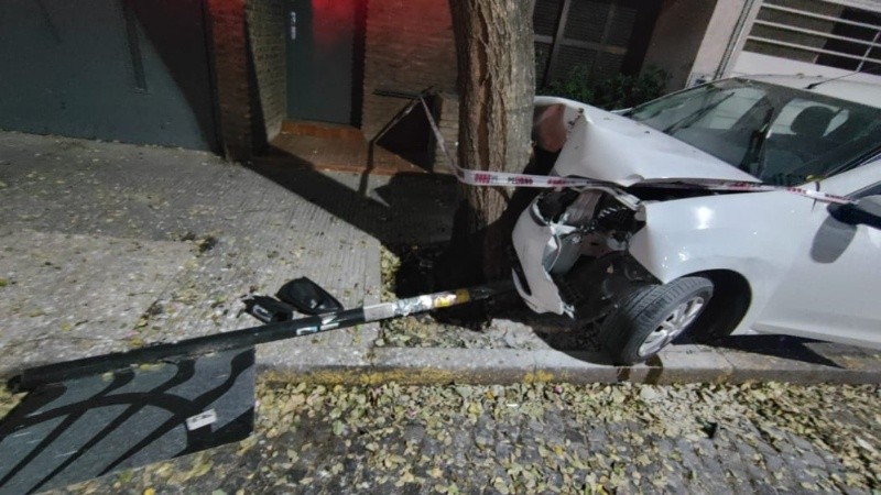 El conductor, de 44 años, fue asistido por la ambulancia y se constató que sufrió traumatismos en el cráneo. 