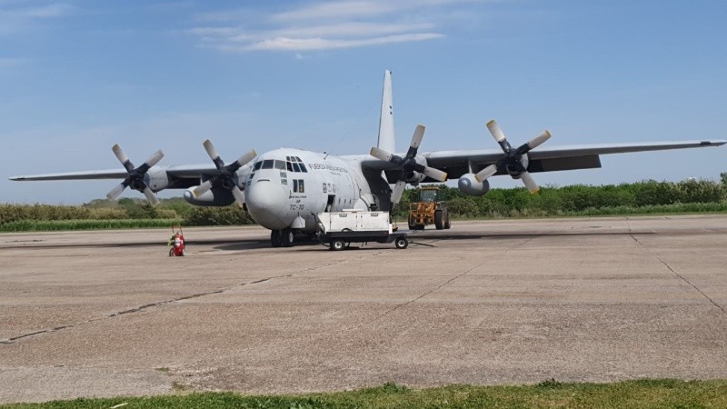 El avión Hércules de la Fuerza Aérea Argentina despegó este mediodía desde El Palomar.