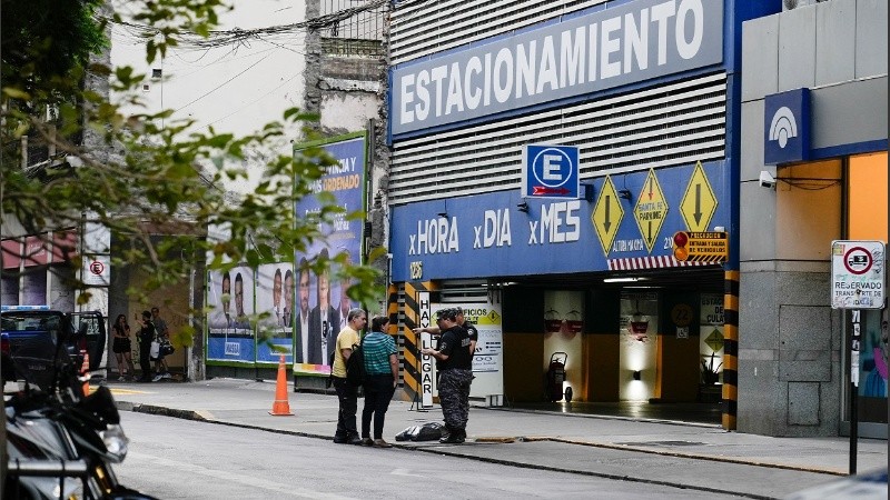 El objeto sospechoso que fue extraído en un operativo de la Brigada de Explosivos del banco Macro.
