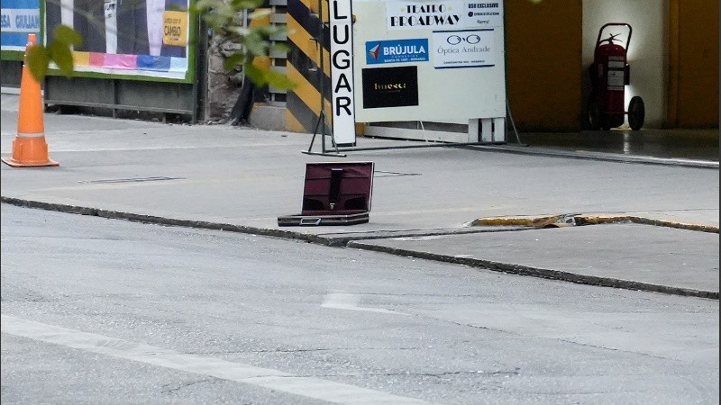 El objeto sospechoso que fue extraído en un operativo de la Brigada de Explosivos del banco Macro.