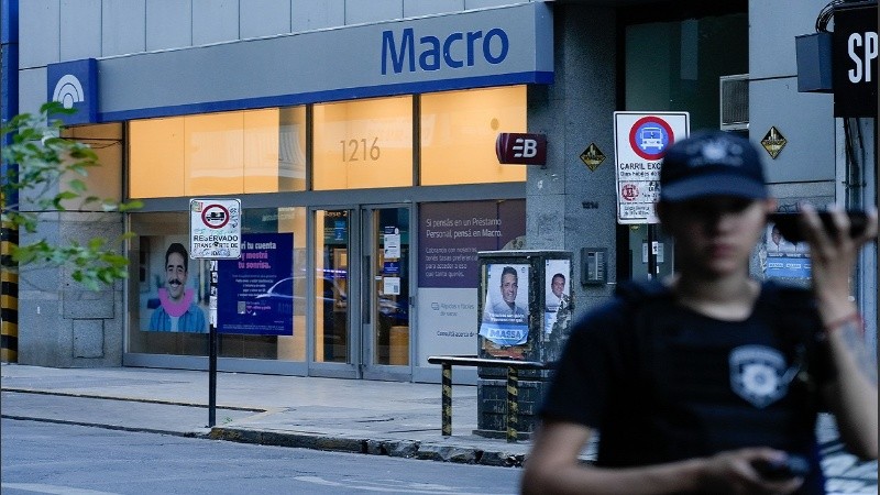 El objeto sospechoso que fue extraído en un operativo de la Brigada de Explosivos del banco Macro.