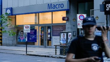 El objeto sospechoso que fue extraído en un operativo de la Brigada de Explosivos del banco Macro.