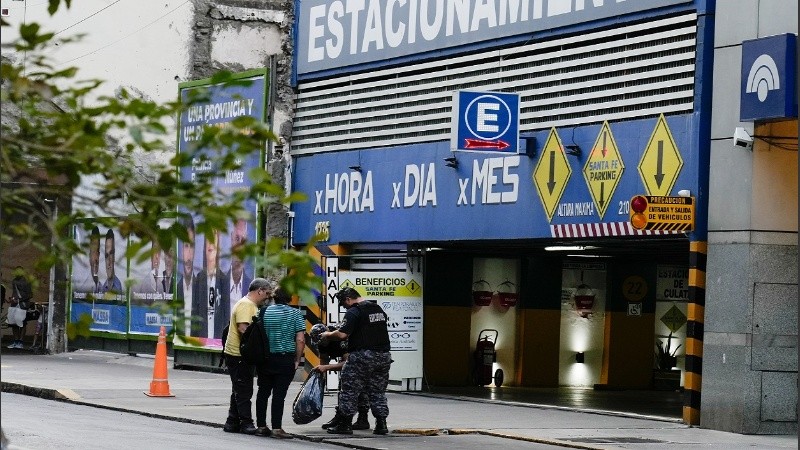 El objeto sospechoso que fue extraído en un operativo de la Brigada de Explosivos del banco Macro.