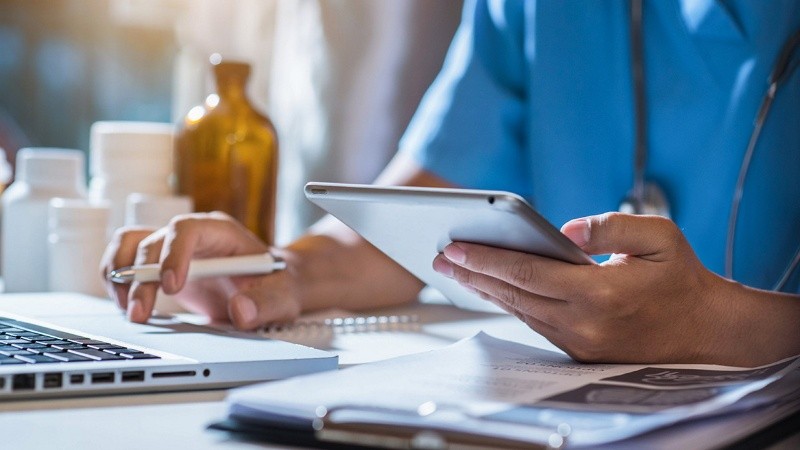 La herramienta le evitaría a un médico la tarea de tener que leer todas las notas y documentos clínicos de un paciente.