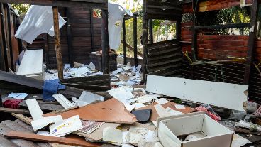 Como si fuera un tornado, gente enardecida hizo añicos la cabaña del docente prófugo.
