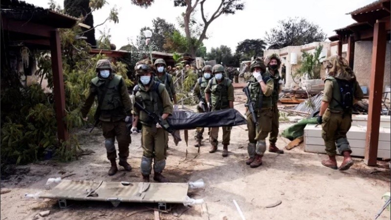 Los equipos de emergencia siguen buscando víctimas en las comunidades atacadas por los terroristas de Hamas.