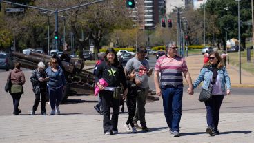 Turistas en el Monumento disfrutando de un día radiante.