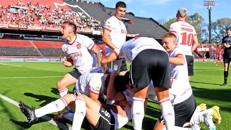 El conjunto platense celebró en Rosario y quiere volver a ser campeón.