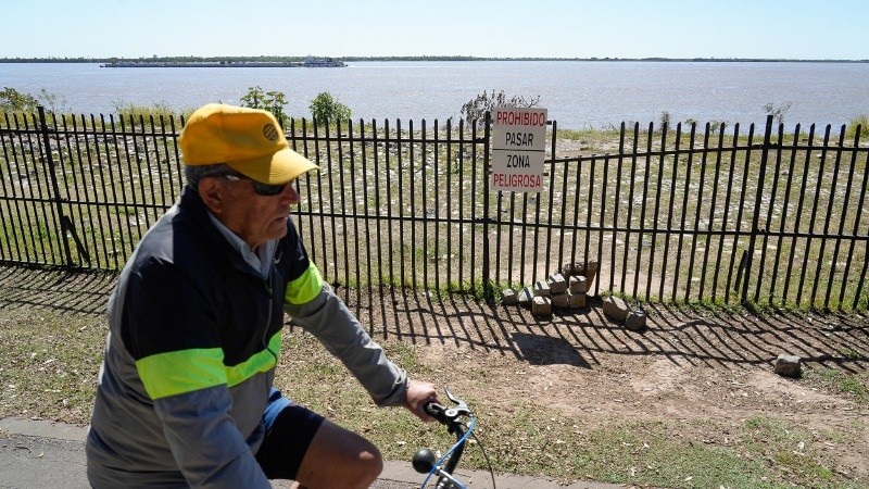 La Ex Zona Franca desde la zona pedrestre, donde pescadores sortean el vallado a pesar del peligro de derrumbe.