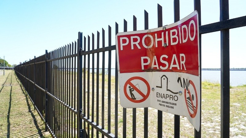 La Ex Zona Franca desde la zona pedrestre, donde pescadores sortean el vallado a pesar del peligro de derrumbe.