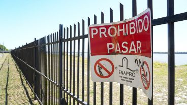 La Ex Zona Franca desde la zona pedrestre, donde pescadores sortean el vallado a pesar del peligro de derrumbe.