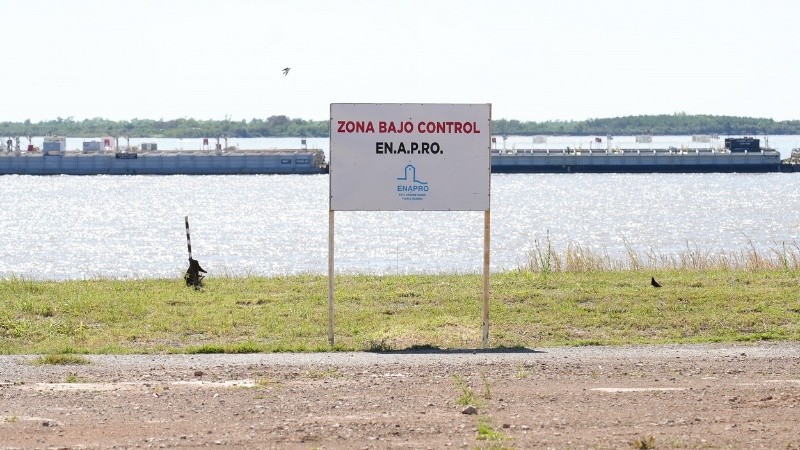 La Ex Zona Franca desde la zona pedrestre, donde pescadores sortean el vallado a pesar del peligro de derrumbe.