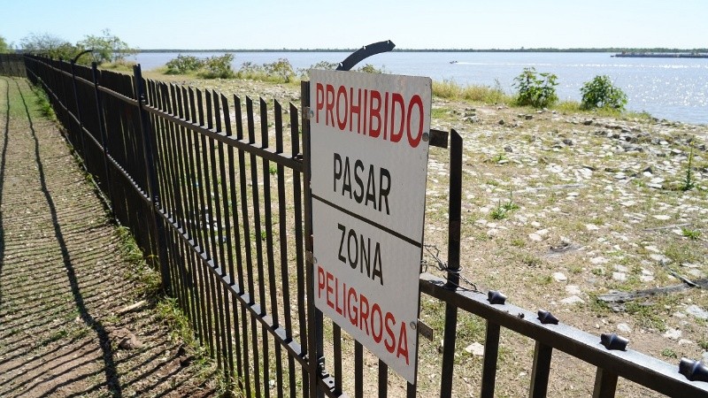 La Ex Zona Franca desde la zona pedrestre, donde pescadores sortean el vallado a pesar del peligro de derrumbe.