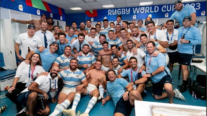 Con equipo completo, Los Pumas celebraron el pase a la semifinal en el Mundial de Francia.