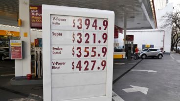 El cartel con los nuevos precios de Shell desde este martes.
