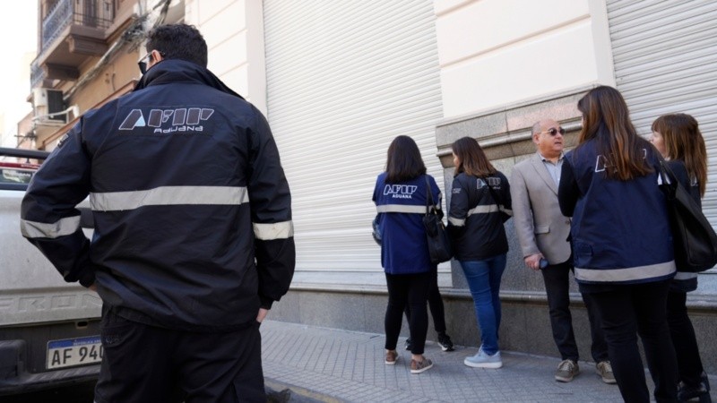 Personal de Afip en Mitre y Rioja.