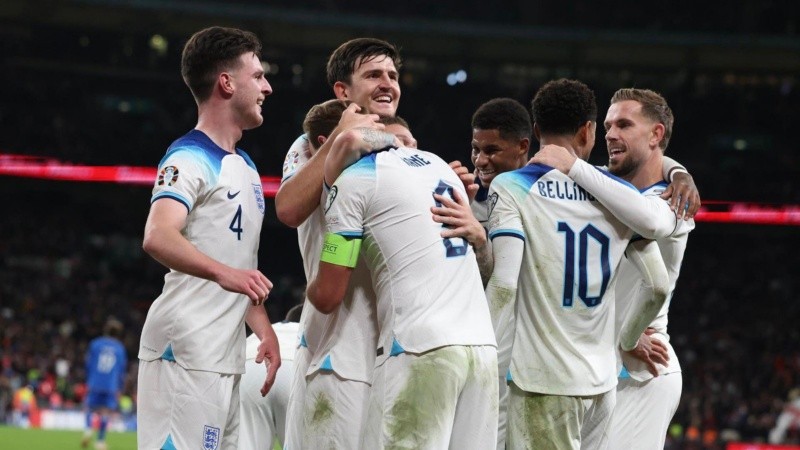 Abrazos para Kane, autor de un doblete con Inglaterra para dar vuelta el resultado ante Italia.