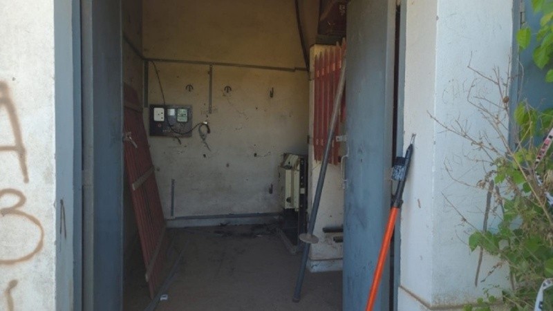 La estación de la EPE violentada el viernes pasado en Granadero Baigorria, donde se electrocutó un joven de 29 años.
