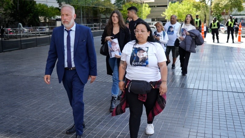 La familia ingresó a tribunales cerca de las 14 acompañada de sus abogados.