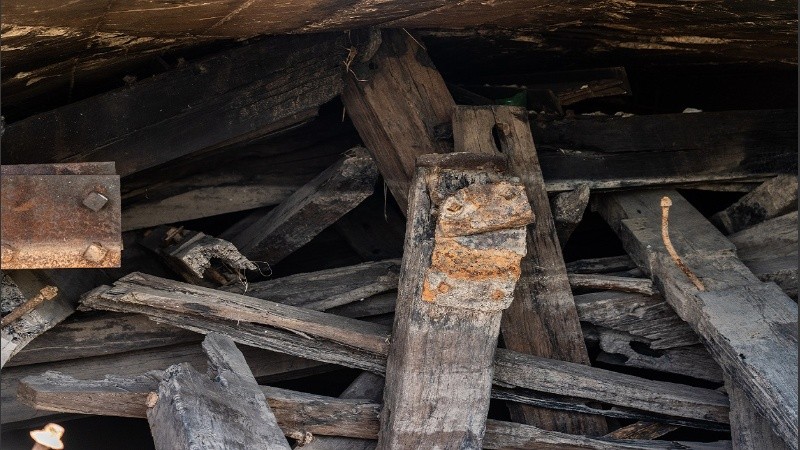 Los pilotes de madera caídos, debajo del otrora muelle de la Ex Zona Franca Boliviana
