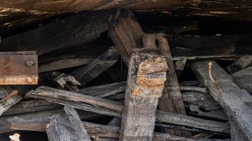 Los pilotes de madera caídos, debajo del otrora muelle de la Ex Zona Franca Boliviana