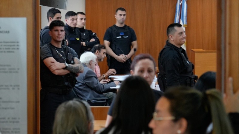Cabrera, esposado y rodeado de su abogado y de policías, en la audiencia de este miércoles