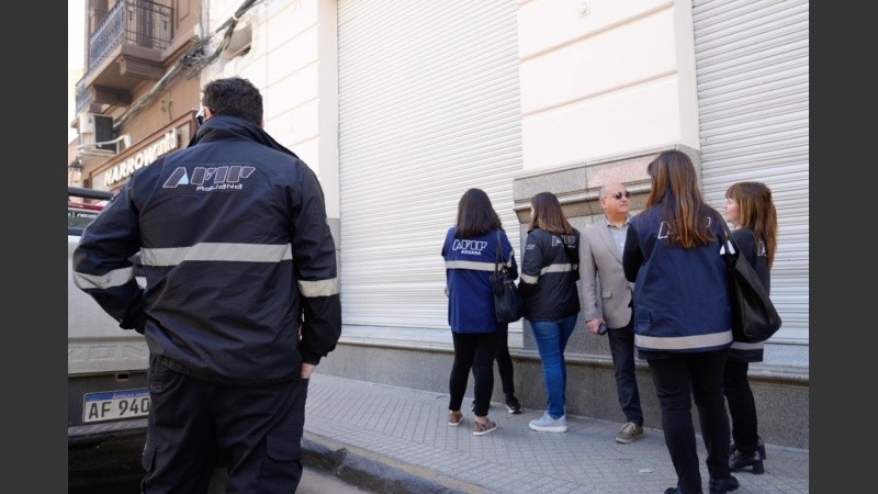Sabuesos de la Afip, ayer, en la puerta de Transatlántica