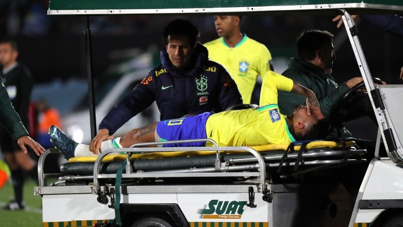 Neymar fue reemplazado sobre el final del primer tiempo en el estadio Centenario.