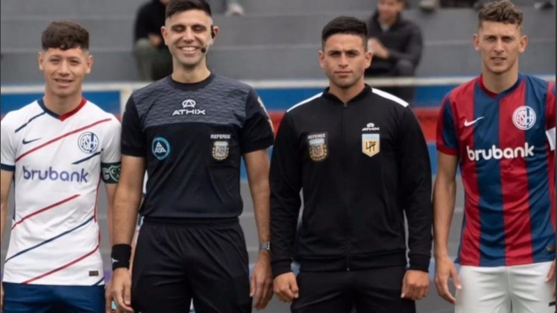 A la reserva de Sarmiento le robaron todo y tuvo que jugar con la camiseta suplente de San Lorenzo (Foto: @ProyeccionLPF)