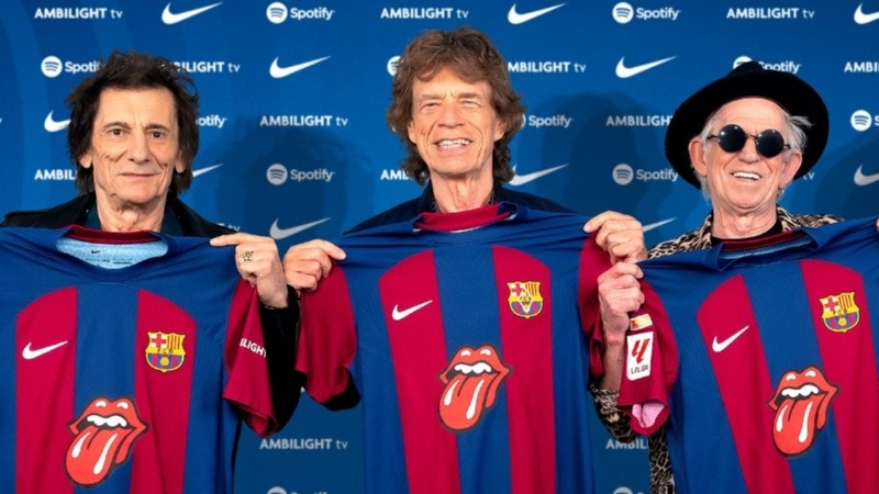 Mick Jagger, Keith Richards y Ron Wood ya posaron con la edición especial.