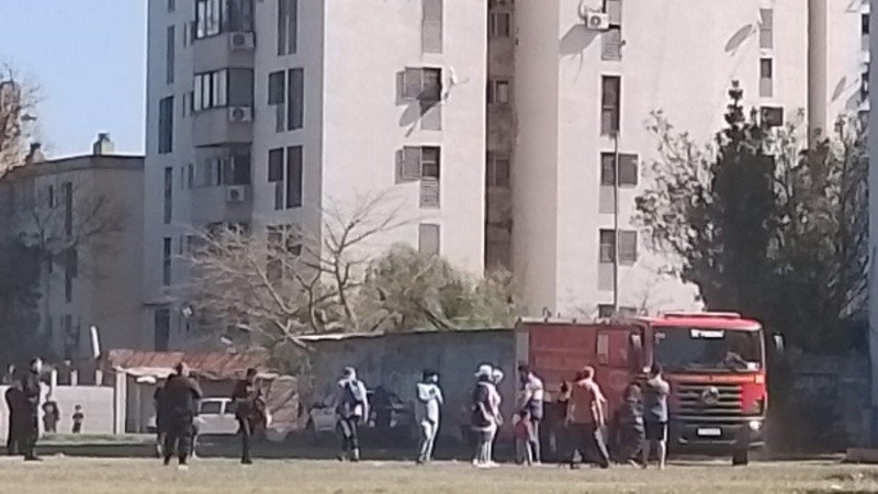 La llegada de los bomberos para sofocar el incendio al Fonavi de Alice y Gutiérrez.