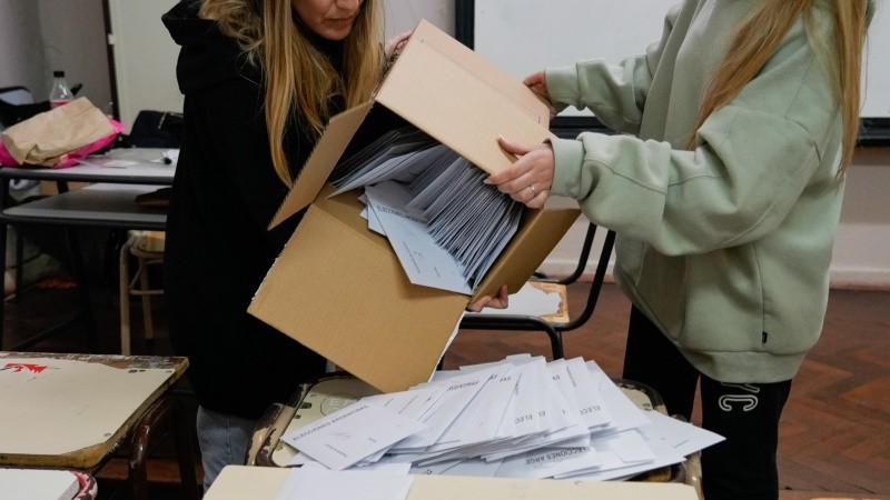A las 18 se abren las urnas y comienza el conteo de votos.