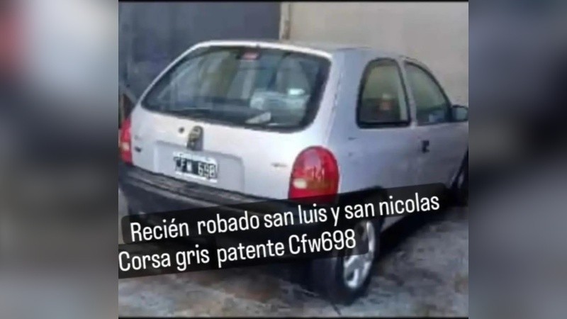 El auto robado es un Chevrolet Crosa gris.