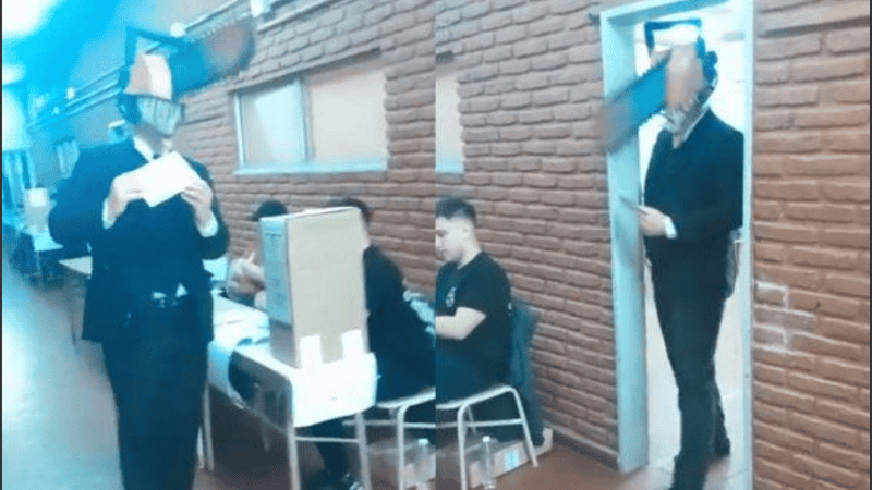 Así salió del cuarto oscuro y mostró cómo pudo emitir su voto el joven en su mesa.