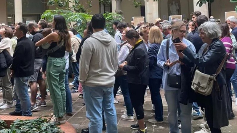 Alta concurrencia de argentinos en España para votar en las elecciones presidenciales.