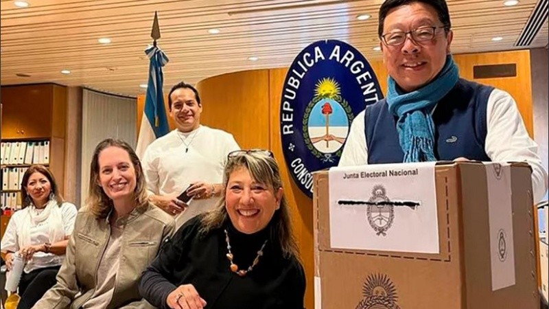 Los comicios se desarrollan con normalidad en la Embajada argentina en Tokio, Japón.