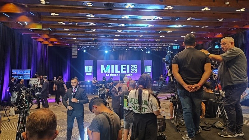 La sede de La Libertad Avanza ya contaba con la cobertura de medios del país desde temprano.