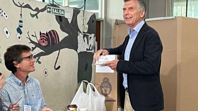 Macri en su mesa de votación, con la bolsa de facturas muy cerca