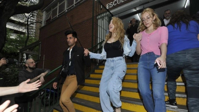 Fátima Florez llegó a votar cuando restaban 40 minutos para el cierre de los comicios.