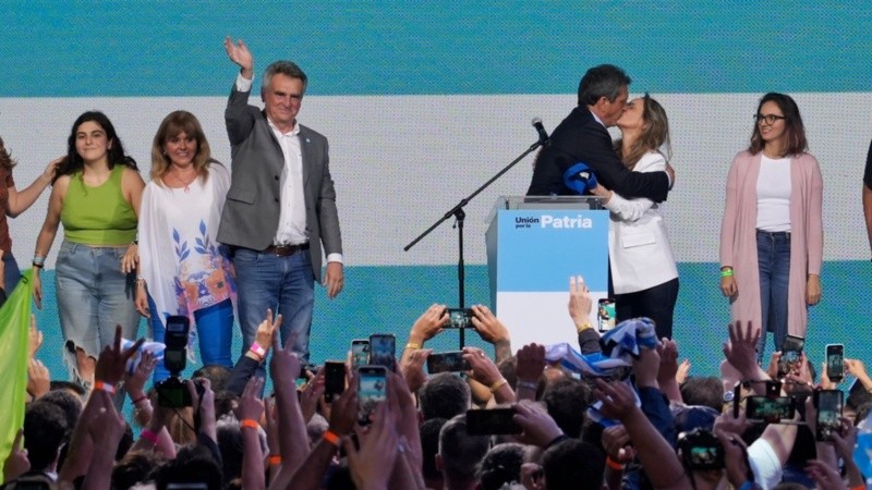 Familia en el escenario y beso con Malena Galmarini.