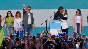 Familia en el escenario y beso con Malena Galmarini.
