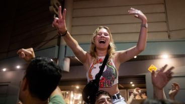 La euforia de los festejos en el Centro Cultural Atlas por el triunfo de Massa.