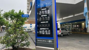 Así quedó la nueva marquesina de precios en Rosario.